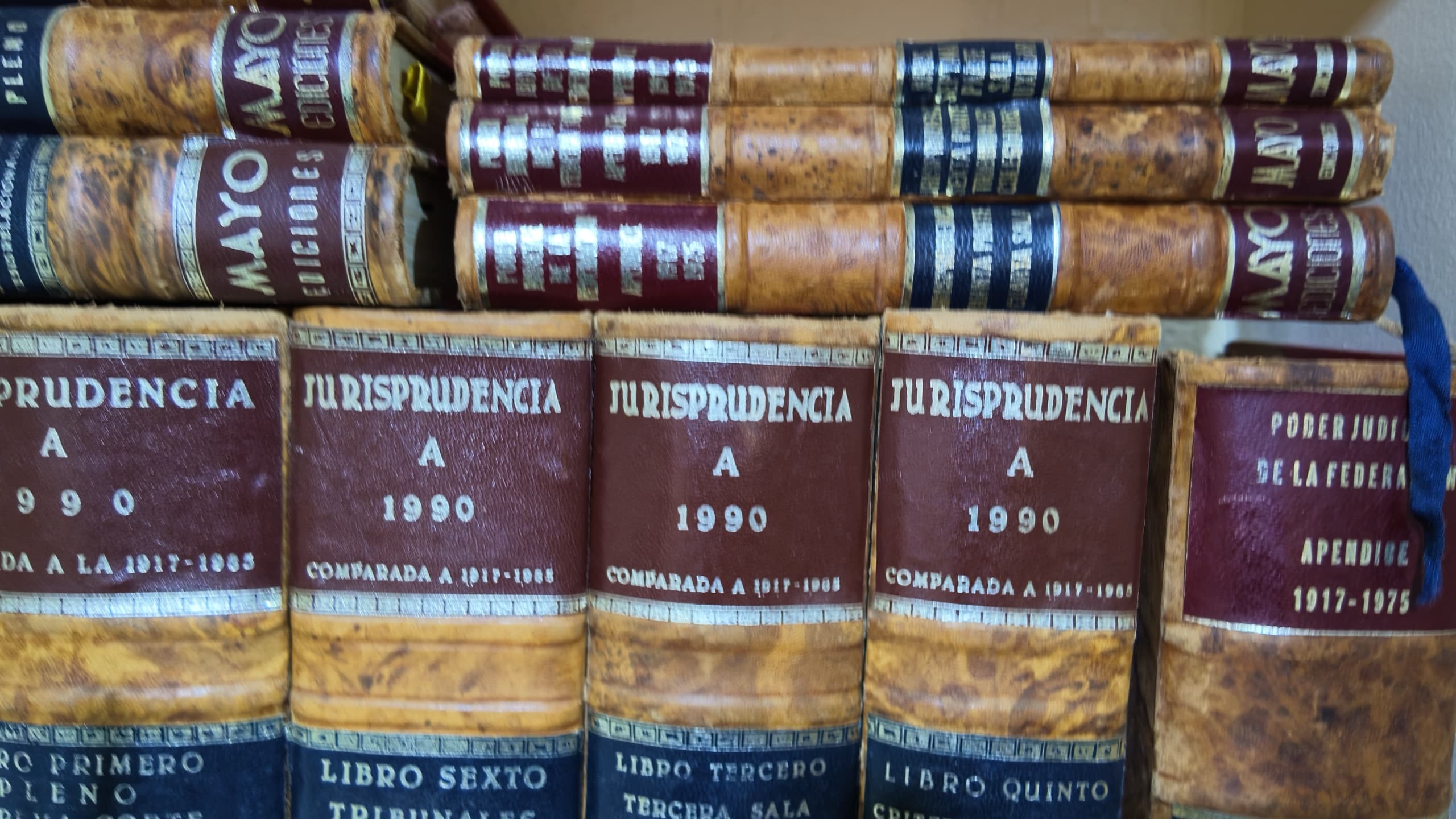 Biblioteca de jurisprudencia del despacho, con volúmenes desde 1917